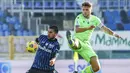 Striker Lazio, Ciro Immobile, berebut bola dengan pemain Atalanta, José Luis Palomino, pada laga Liga Italia di Stadion Gewiss, Minggu (31/1/2021). Lazio menang dengan skor 3-1. (Stefano Nicoli/LaPresse via AP)