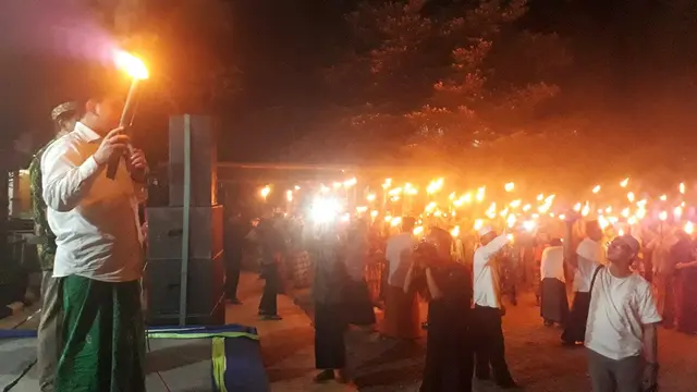 Santri di Cigaru Kecamatan Majenang Kabupaten Cilacap memperingati Nuzulul Quran dengan menyalakan 1.000 obor. (Foto: Liputan6.com/Muhamad Ridlo)
