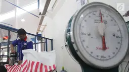 Proses pengiriman paket untuk dikirim ke berbagai daerah di gudang logistik TIKI, Bandara Soekarno-Hatta, Kamis (18/5). Pengiriman logistik pada Ramadan dan Lebaran 2017 diprediksi akan mengalami peningkatan hingga 50 persen (Liputan6.com/Angga Yuniar)