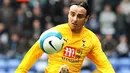 Tottenham Hotspur's Bulgarian forward Dimitar Berbatov controls the ball during the English Premier league football match against Wigan Athletic at the JJB Stadium, Wigan, north-west England, on April 19, 2008. AFP PHOTO/ANDREW YATES