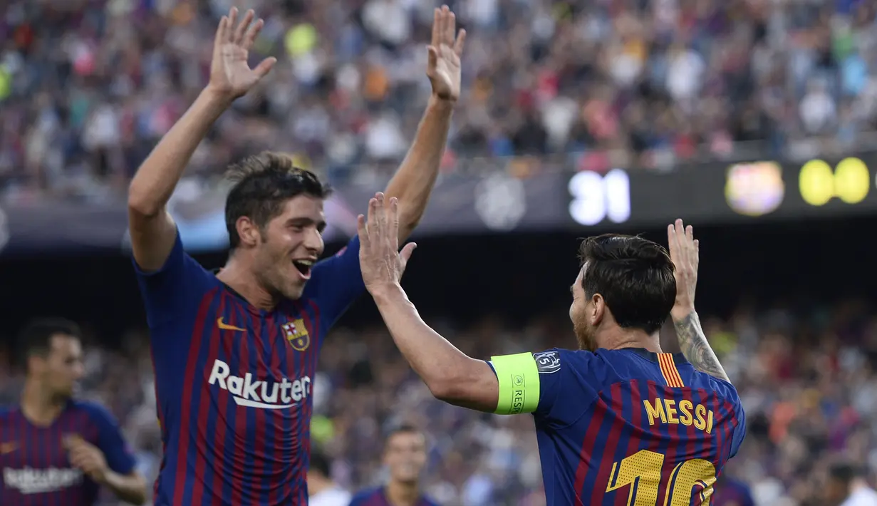Gelandang Barcelona, Sergi Roberto, merayakan gol yang dicetak Lionel Messi ke gawang PSV Eindhoven pada laga Liga Champions di Stadion Camp Nou, Barcelona, Selasa (18/9/2018). Barcelona menang 4-0 atas PSV. (AFP/Josep Lago)