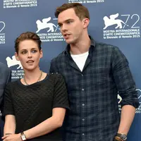 Bagaimana jika cinta itu terlarang? Hal ini lah yang tengah dirasakan Kristen Stewart dan Nicholas Hoult dalam film Equals. (Bintang/EPA)