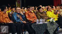 BJ Habibie (kedua kanan) saat menghadiri pembukaan Rapimnas Partai Golkar 2016 di Jakarta, Sabtu (23/1/2016). Rapimnas digelar setelah Mahkamah Partai merekomendasikan penyelesaian konflik lewat Munas. (Liputan6.com/Helmi Fithriansyah)