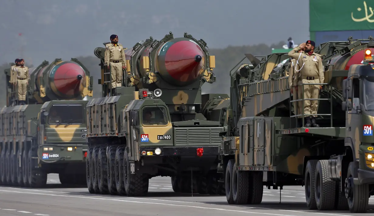 Rudal Shaheen-III dan Ghauri buatan Pakistan yang mampu membawa hulu ledak nuklir ditampilkan saat parade militer memperingati Hari Nasional Pakistan di Islamabad, Pakistan, Rabu (23/3/2022). (AP Photo/Anjum Naveed)