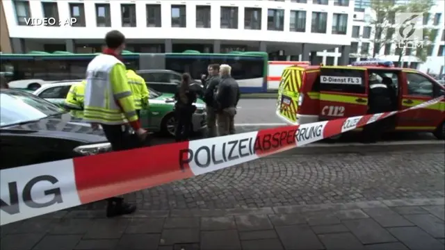 Seorang pria bersenjata tajam menyerang sejumlah pejalan kaki di kota Munich. Polisi masih memburu pelaku penikaman yang kabur usai beraksi.