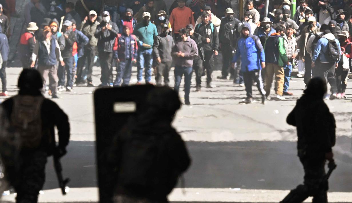 Para demonstran dan polisi Bolivia bentrok selama unjuk rasa menentang Presiden Rodrigo Paz di La Paz pada 25 Mei 2026. (AIZAR RALDES/AFP)