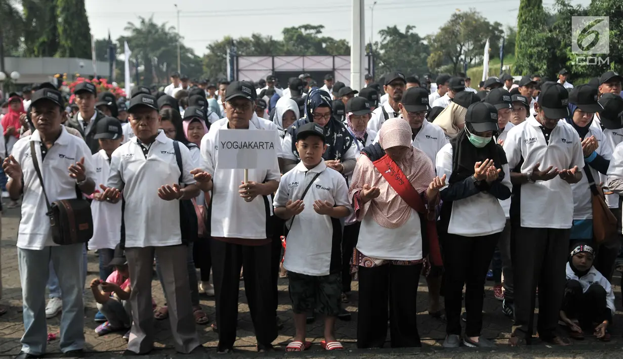 Peserta mudik gratis melakukan doa bersama sebelum berangkat dari Kantor PT ASABRI, Jakarta, Minggu (10/6). Program mudik gratis ini memberangkatkan 20 bus dengan 1.000 pemudik tujuan Solo, Yogyakarta, Semarang dan Surabaya. (Merdeka.com/Iqbal S. Nugroho)