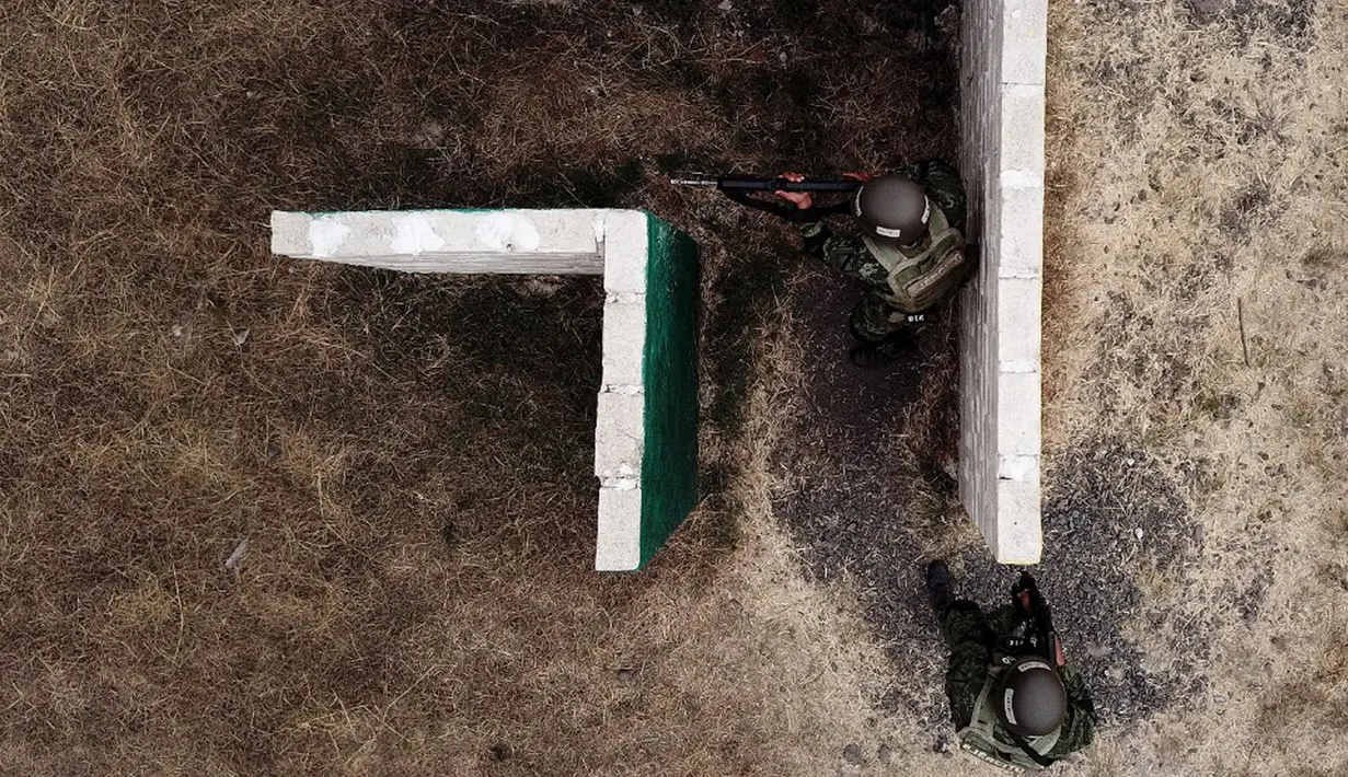 Anggota Angkatan Darat Meksiko melakukan manuver senapan FX-05 Xiuhcoatl buatan Meksiko saat pelatihan pasukan khusus di Pangkalan Militer Los Capulines, Jamay, Jalisco, Meksiko, 21 Januari 2022. Tentara Meksiko melatih 650 anggota keamanan nasional dan keamanan dalam negeri. (ULISES RUIZ/AFP)