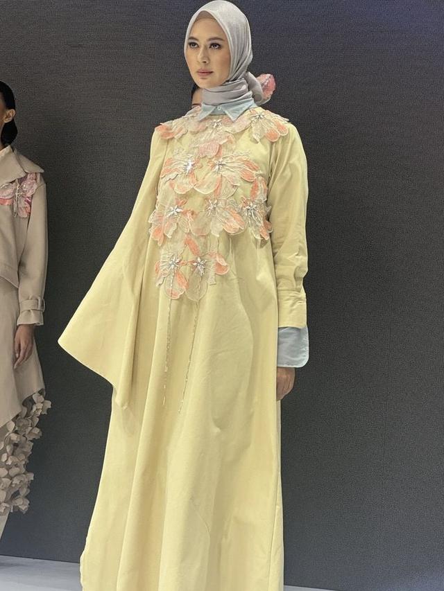 Paula Verhoeven Kembali ke Runway Jakarta Fashion Week