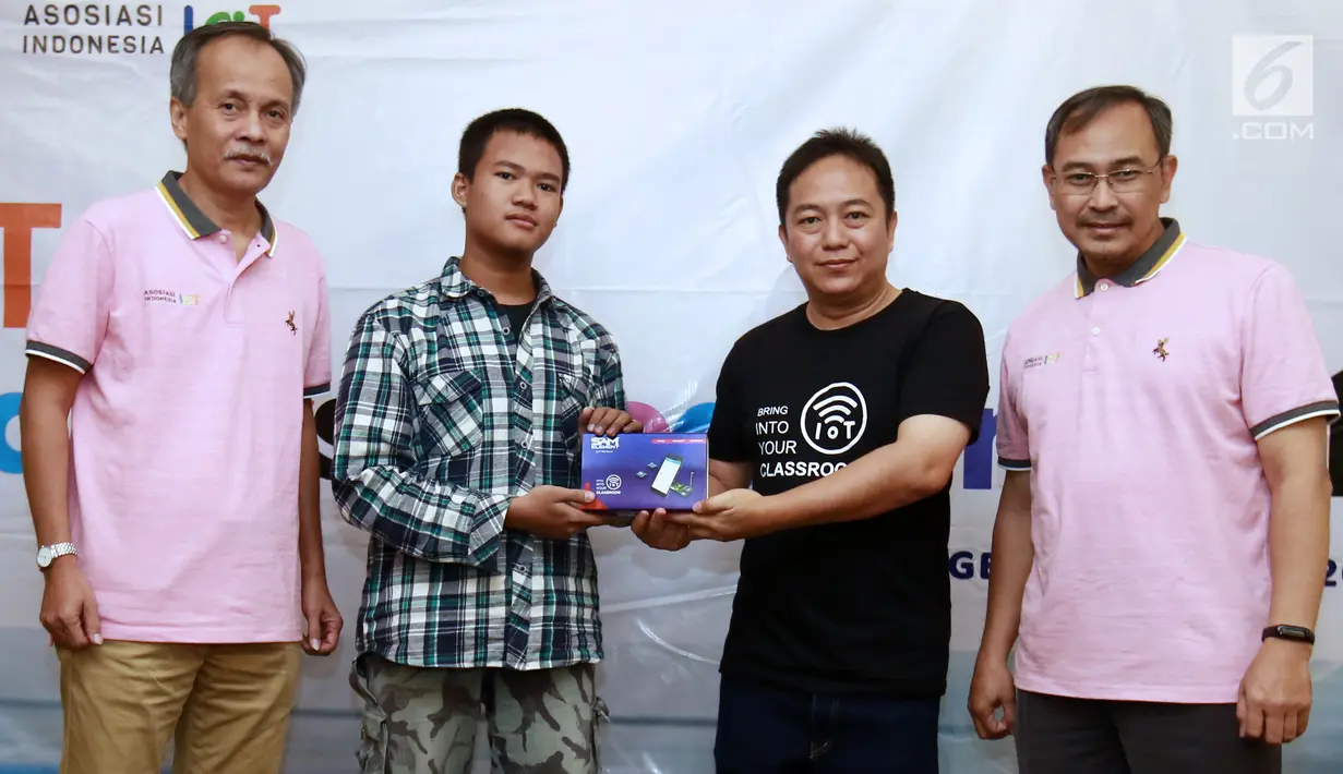 CEO PT SAM Element Indonesia Agustinus Rudy (kedua kanan), Kasubdit Standar Telekomunikasi Radio SDPPI Kemenkominfo Indra Utama dan Ketum Asosiasi IoT Indonesia, Teguh Prasetya menyerahkan modul kit IoT kepada perwakilan peserta IoT Makers Creation di Tangerang, (25/7/2019). (Liputan6.com/HO/Ady)