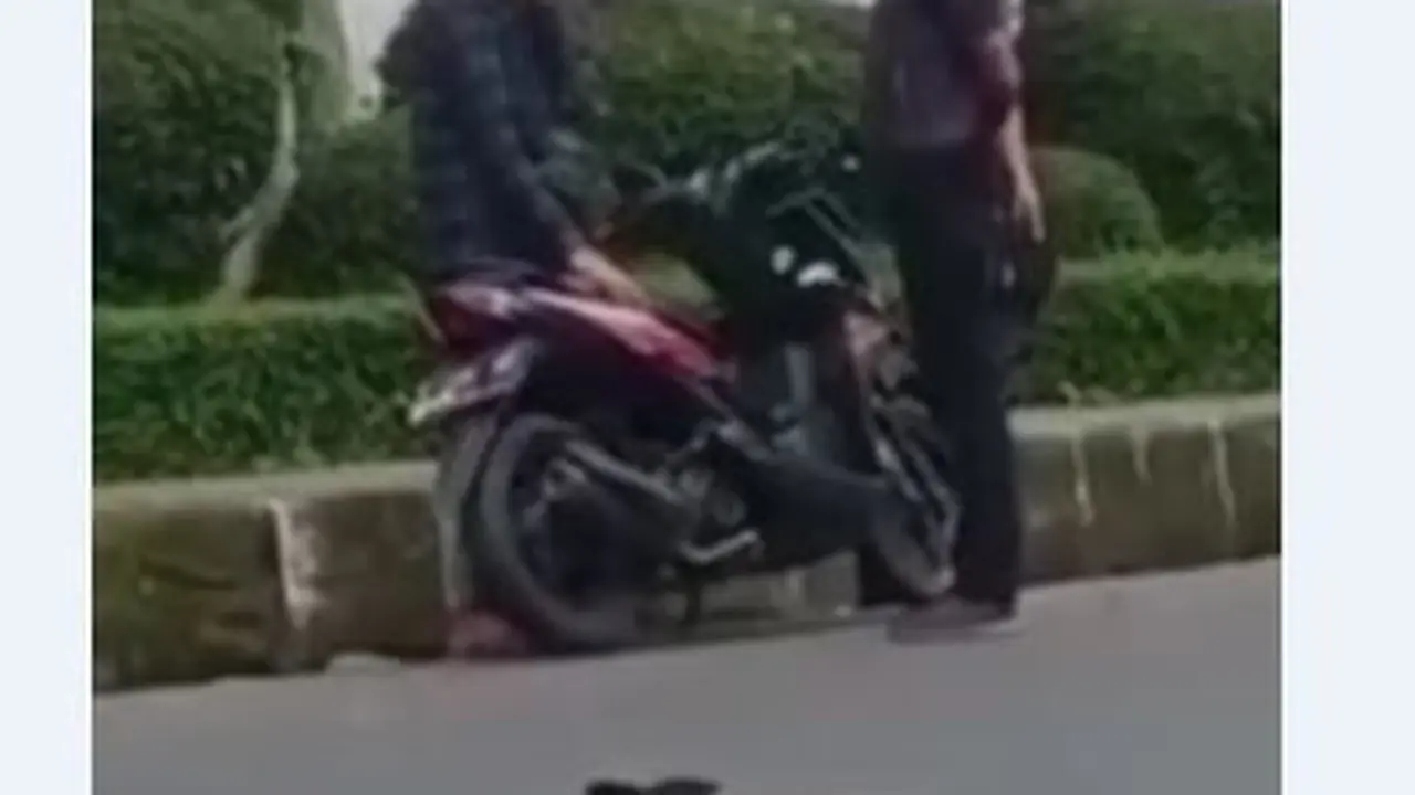 Sebuah video viral di media sosial seorang pengendara motor menghantam pengendara lain hingga kejang-kejang.