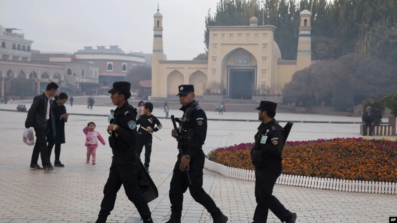 Pasukan keamanan China berjaga di wilayah masjid Raya Id Kah di kota Kashgar, provinsi Xinjiang.