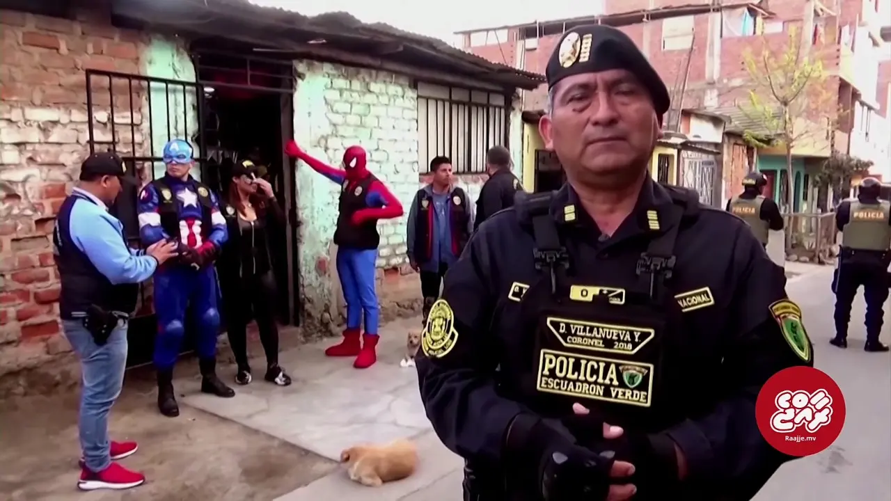 Suasana rumah Mariategui tak lama setelah penggerebekan, polisi berkostum Marvel terlihat menjaga pintu masuk rumah geng kriminal itu.(Dok. Raajje MV via Youtube)