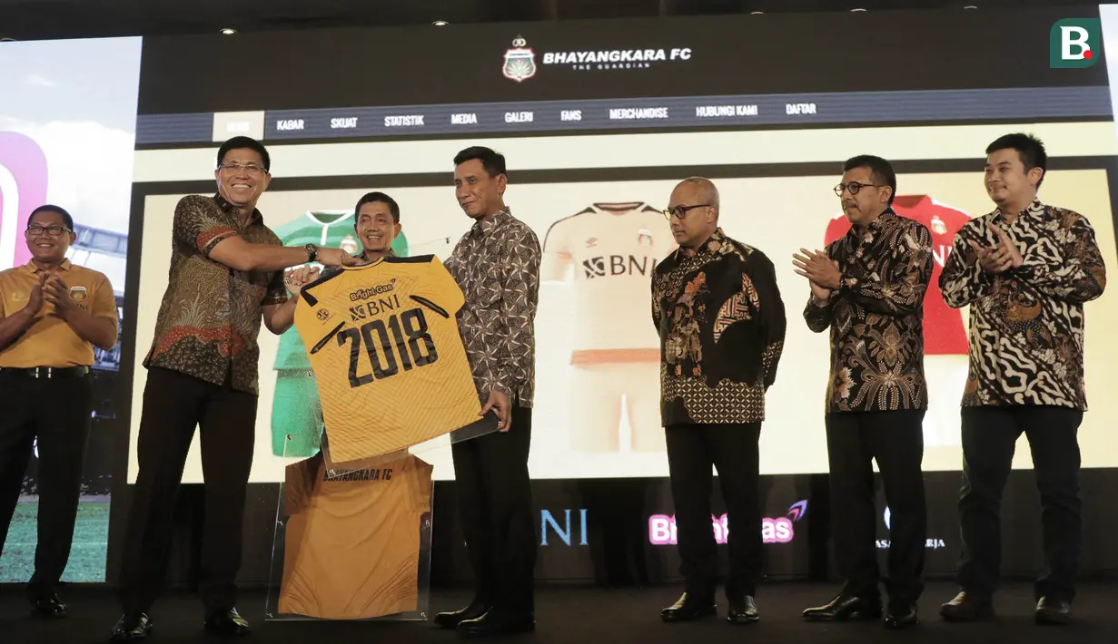 CEO Bhayangkara FC, Irjen (Pol) Royke Lumowa, memberikan jersey saat launching tim di Hotel Borobudur, Jakarta, Jumat (23/2/2018). Bhayangkara FC memperkenalkan pemain dan jersey baru untuk musim Liga Indonesia musim 2018. (Bola.com/M Iqbal Ichsan)
