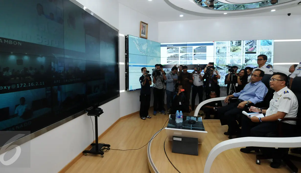 Menhub, Budi Karya Sumadi (kedua kanan) menyimak penjelasan saat melakukan teleconference di Kemenhub, Jakarta, Minggu (25/12). Menhub Budi Karya memastikan angkutan pada Natal 2016 dan Tahun Baru 2017 berjalan lancar. (Liputan6.com/Helmi Fithriansyah)
