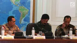 Menteri Perhubungan Budi Karya Sumadi (kanan) bersama Panglima TNI Marsekal Hadi Tjahjanto (tengah) dan Kapolri Jenderal Polisi Tito Karnavian (kiri) saat mengikuti rapat terbatas di Istana, Jakarta, Selasa (2/10). (Liputan6.com/Angga Yuniar)