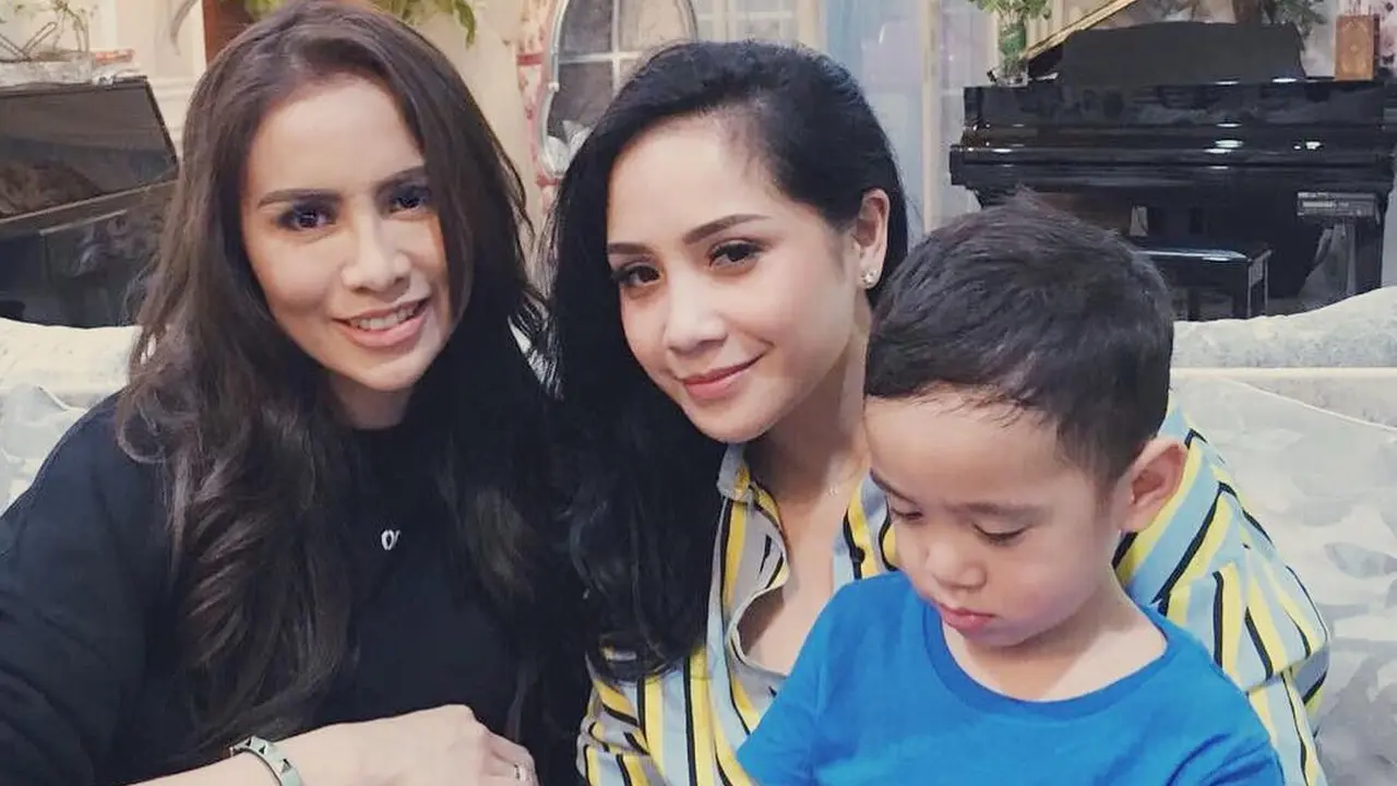 [Bintang] Intip Duet Menyentuh Nagita Slavina dan Momo Geisha