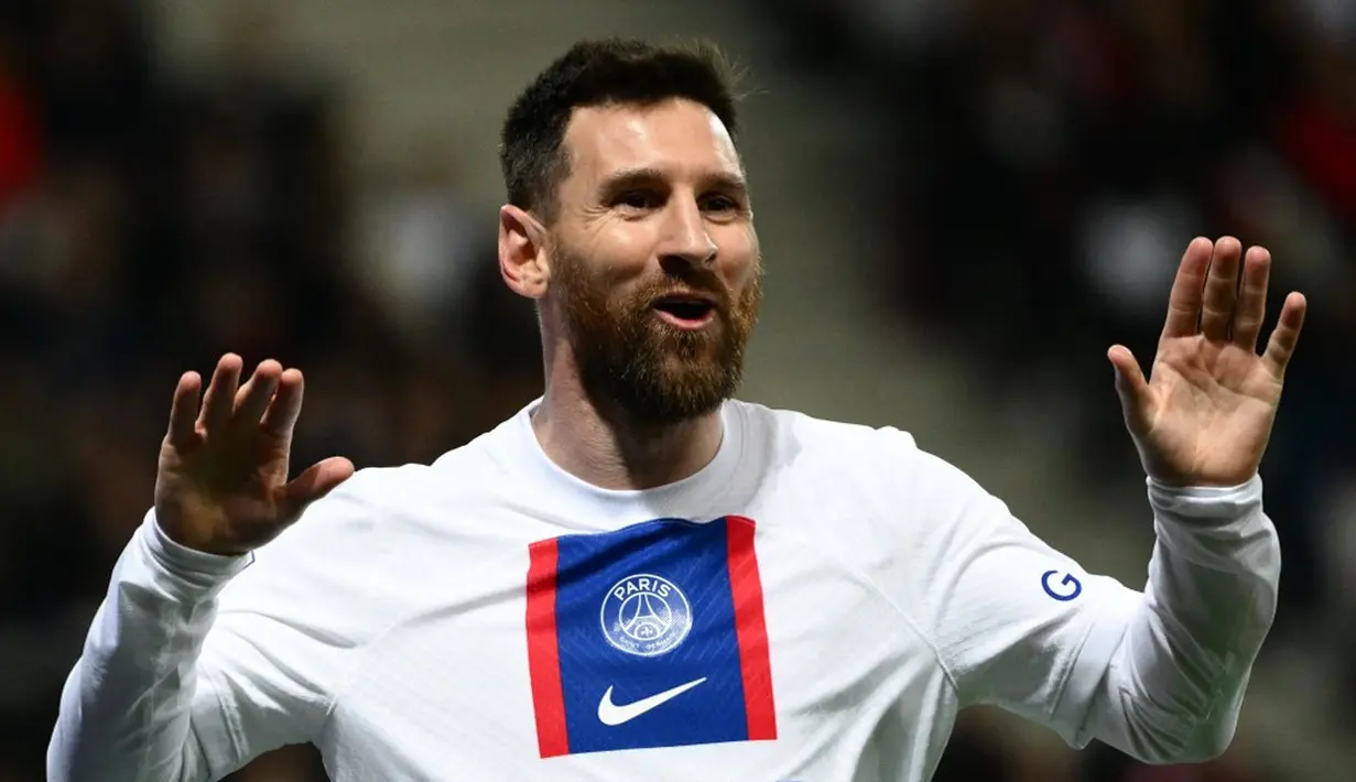 <p>Pemain Paris Saint-Germain (PSG) Lionel Messi melakukan selebrasi usai mencetak gol ke gawang Nice (OGCN) pada pertandingan sepak bola Liga Prancis di Stadion Allianz Riviera, Nice, Prancis, Sabtu (8/4/2023). (CHRISTOPE SIMON/AFP)</p>