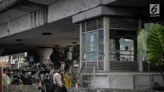 Halte Bus TransJakarta di Kampung Melayu, Jakarta Timur rusak, akibat ledakan bom, Kamis (26/5). Sebagian kaca di ruang tunggu penumpang terlihat pecah akibat ledakan yang diduga dari bom bunuh diri. (Liputan6.com/Faizal Fanani)
