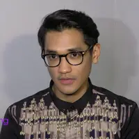 Keakraban Afgan dengan Raisa, membuat Afgan mengetahui sifat asli Raisa di belakang panggung. Menurut Afgan, penyanyi cantik itu sangat humoris dan pinter membuat lelucon.