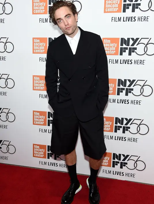 Aktor Robert Pattinson menghadiri premiere film HIGH LIFE dalam event New York Film Festival di New York City, Selasa (2/10). Robert juga memasangkan pakaiannya dengan kaos kaki panjang dan sepatu hitam yang mengkilap. (Andy Kropa/Invision/AP)