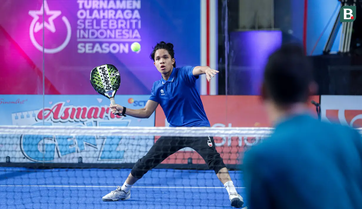 <p>Selebritas Indonesia, Fateh Halilintar berusaha memukul bola ke arah pasang Raffi Ahmad dan Thoriq Halilintar dalam laga final ganda putra padel Turnamen Olahraga Selebriti Indonesia (TOSI) Season 4 di GOR UNJ, Rawamangun, Minggu (09/11/2025). (Bola.com/Bagaskara Lazuardi)</p>