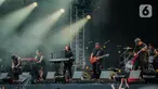 Aksi Band Cokelat saat tampil sebagai band pembukaa dalam konser Sheila on 7 yang bertajuk 'Tunggu Aku di Jakarta' di kawasan JIExpo Kemayoran, Jakarta Pusat, Sabtu, (28/1/2023). Dalam penampilannya Cokelat mereka membawakan sejumlah lgu hits di antaranya Karma, dan Bendera. (Liputan6.com/Faizal Fanani)