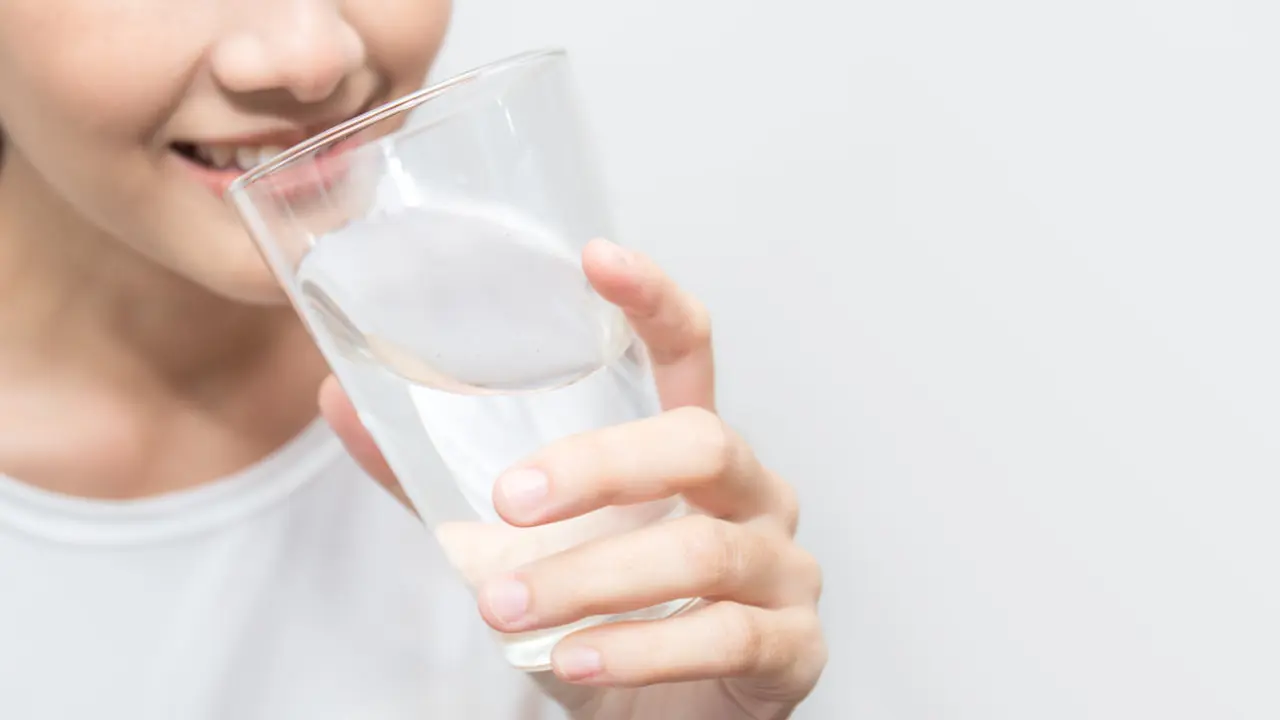 Ilustrasi minum air mineral