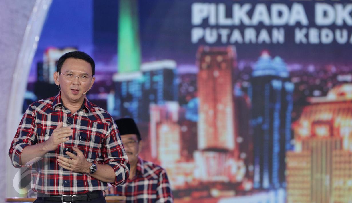 Calon Gubernur no 2, Basuki Tjahaja Purnama atau Ahok menjawab pertanyaan saat debat terakhir Pilgub DKI Jakarta 2017 di Hotel Bidakara, Jakarta, Rabu (12/4). (Liputan6.com/Faizal Fanani)