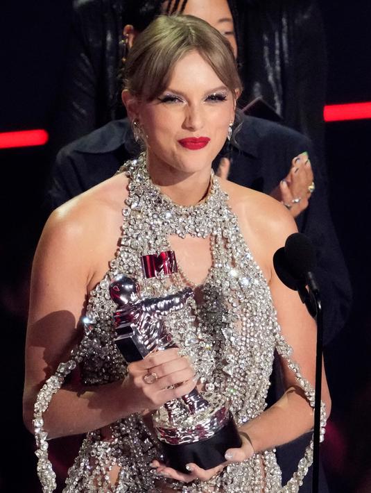<p>Taylor Swift menerima penghargaan pada ajang MTV Video Music Awards di Prudential Center, Newark, New Jersey, Amerika Serikat, 28 Agustus 2022. Taylor Swift memenangi penghargaan bergengsi 'Video of the Year' untuk All Too Well (10 Minute Version) (Taylor's Version). (Photo by Charles Sykes/Invision/AP)</p>