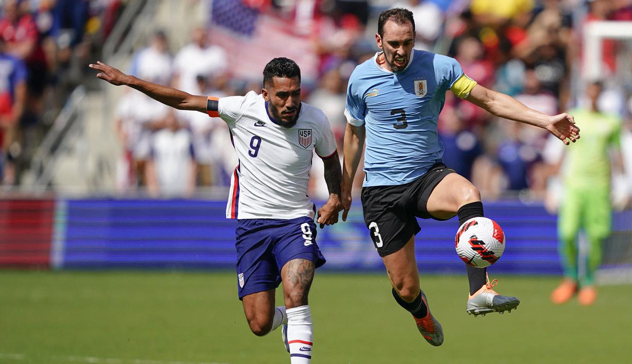 Jasa bek 35 tahun ini ternyata masih diperlukan Timnas Uruguay yang berlaga di Piala Dunia 2022. Meski penampilan dan tenaga Diego Godin tak setangguh dulu namun kehadiran sang pemain bisa menjadi mentor sekaligus penyemangat untuk penggawa muda La Celeste. (AFP/Getty Images/Kyle Rivas)