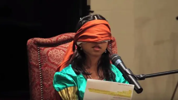 Gunakan 'Mata Ketiga', Gadis Ini Bisa Baca dengan Mata Tertutup