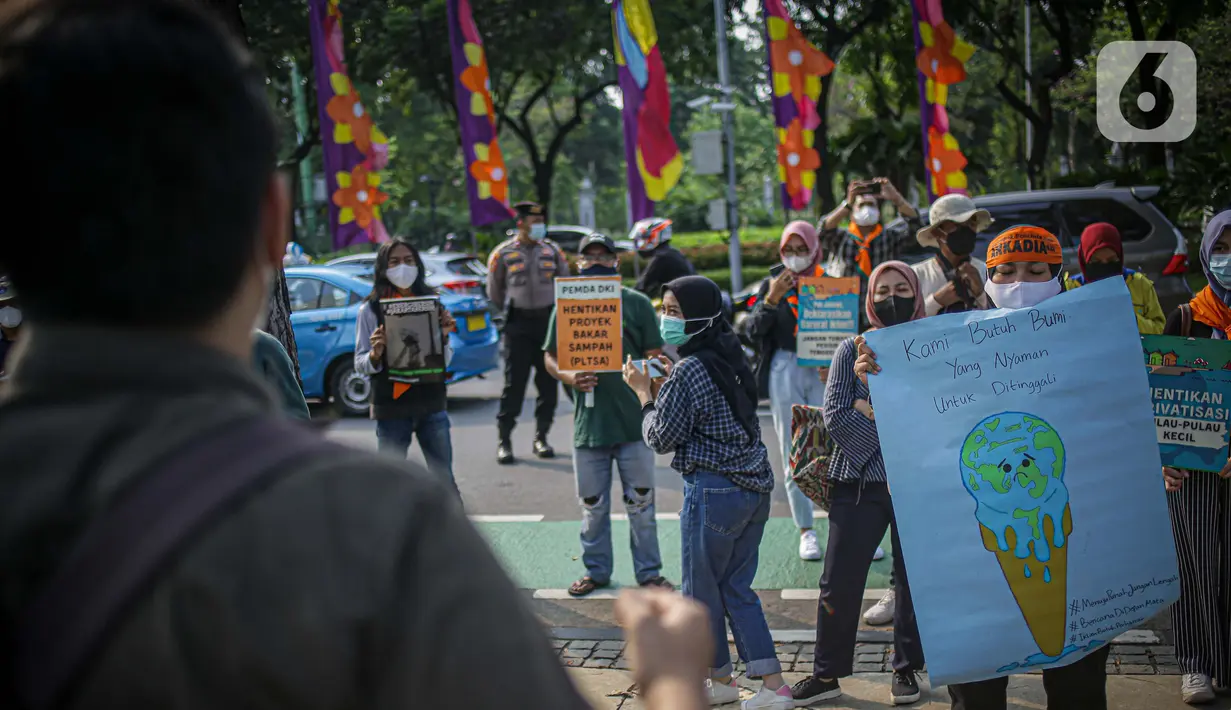 Aktivis melakukan aksi damai di depan Balaikota DKI Jakarta, Senin (7/6/2021). Aksi tersebut mengangkat permasalahan lingkungan hidup di DKI Jakarta yang menjadi pekerjaan rumah pemerintah daerah, dan harus dituntaskan untuk memulihkan keadaan darurat ekologis Jakarta. (Liputan6.com/Faizal Fanani)