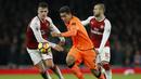 Gelandang Liverpool, Roberto Firmino, berusaha mengejar bola saat melawan Arsenal pada laga Premier League di Stadion Emirates, London, Jumat (22/12/2017). Kedua klub bermain imbang 2-2. (AFP/Ian Kington)