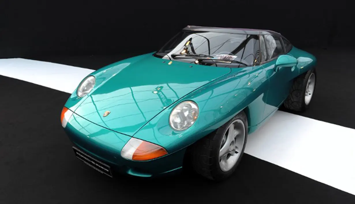 Pabrikan Porsche mengeluarkan "Porsche Panamericana" dalam Pameran Desain Otomotif Paris. Foto diambil pada 28 Januari 2015. (AFP Photo/Eric Piermont)