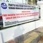 Spanduk pemberitahuan peniadaan salat id terpasang di Jalan Matraman Raya, Jakarta, Minggu (24/5/2020). Adanya pandemi Covid-19 menyebabkan kegiatan salat id 1441 H di lokasi tersebut ditiadakan. (Liputan6.com/Immanuel Antonius)