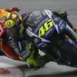 Pembalap Yamaha MotoGP Valentino Rossi (depan) saat beradu cepat dengan saingan terberatnya pembalap Honda Marc Marquez selama Grand Prix Inggris di sirkuit Silverstone (30/8/2015). Valentino Rossi finis pertama di seri ke-12 ini. (REUTERS/Darren Staples)