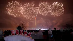 Pertunjukan kembang api mengawali perayaan tahun baru di Pyongyang, Korea Utara (Korut), Minggu (1/1). Pesta kembang api selama 20 menit itu disiarkan secara langsung oleh KRT, sebuah televisi yang dikelola negara. (KCNA/via Reuters)
