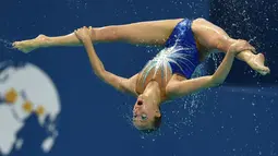 Tim putri Rusia berlomba di nomor final Team Free renang indah Kejuaraan Dunia Akuatik 2015 di Kazan, Rusia. (31/7/2015). (AFP Photo/Christophe Simon)