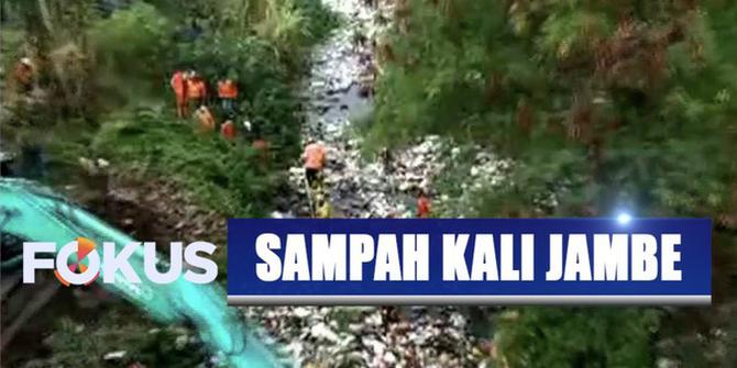 Tumpukan Sampah Menutup Habis Badan Aliran Kali Jambe Bekasi