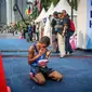 Salah satu peserta kategori full marathon berdoa usai mencapai garis finish saat Mandiri Jakarta Marathon 2016 di Monas, Jakarta, Minggu (23/10). Dari 16.000 peserta, ada 2.500 orang yang mengikuti lomba kategori full maraton. (Liputan6.com/Faizal Fanani)