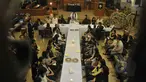 Umat Kristiani melakukan Perjamuan Kudus di Gereja Protestan di Indonesia bagian Barat (GPIB) Effatha, Jakarta, Jumat (3/4). Prosesi Perjamuan Kudus ini dilakukan pada Jumat Agung dan untuk memperingati kematian Yesus Kristus. (Liputan6.com/Johan Tallo)