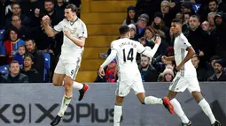 Zlatan Ibrahimovic (kiri) merayakan golnya ke gawang Crystal Palace pada lanjutan Premier League di Selhurst Park, London (14/12/2016). MU menang 2-1. (AFP/Adrian Dennis)