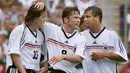 Ulf Kristen (kanan) terakhir bermain di Euro 2000 ketika menghadapi Timnas Portugal. Saat itu umurnya menginjak 34 tahun, 6 bulan, dan 16 hari. Ia merupakan penyerang andalan Timnas Jerman. Sebelum pensiun pada tahun 2003, ia telah membukukan 20 gol di 51 pertandingan. (Foto: AFP/Toshifumi Kitamura)
