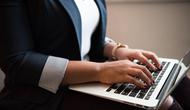 Mengetik dengan laptop (Pexels)
