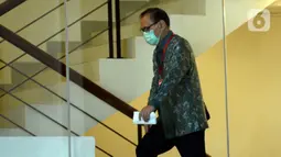 Mantan Menteri Keuangan Agus Martowardojo menuju ruang pemeriksaan di gedung KPK, Jakarta, Kamis (25/6/2020). Agus Martowardojo diperiksa sebagai saksi untuk Dirut PT Sandipala Arthaputra, Paulus Tannos dalam kasus dugaan dalam kasus dugaan korupsi proyek KTP Elektronik. (merdeka.com/Dwi Narwoko)