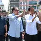 Presiden Indonesia Joko Widodo didampingi Perdana Menteri Malaysia Anwar Ibrahimtiba di Restoran Samudra Patin di Kuala Lumpur pada 8 Juni 2023. (AFP/Mohd Rasfan)