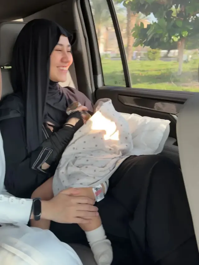Aaliyah Massaid Umrah sambil mengasuh Baby Arash . [@aaliyah.massaid]