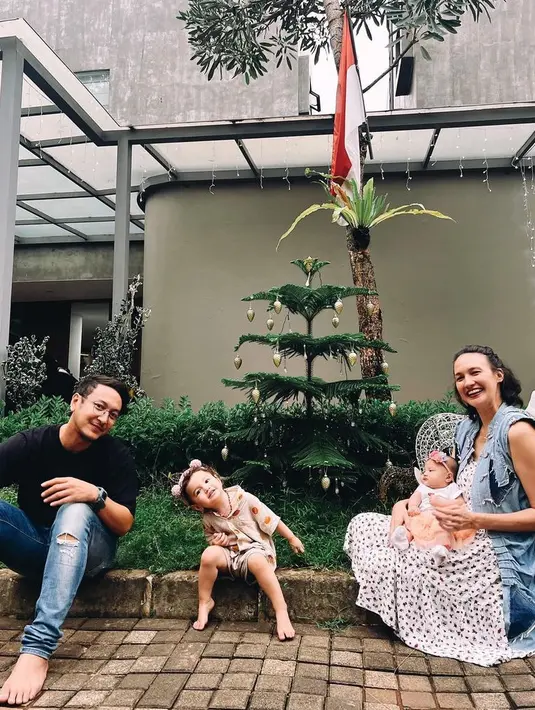 Nadine Chandrawinata dan Dimas Anggara juga merayakan Natal di rumah. Nadine tampak mengenakan dress putih bermotif dipadukan vest denim panjang. [@nadinelist]