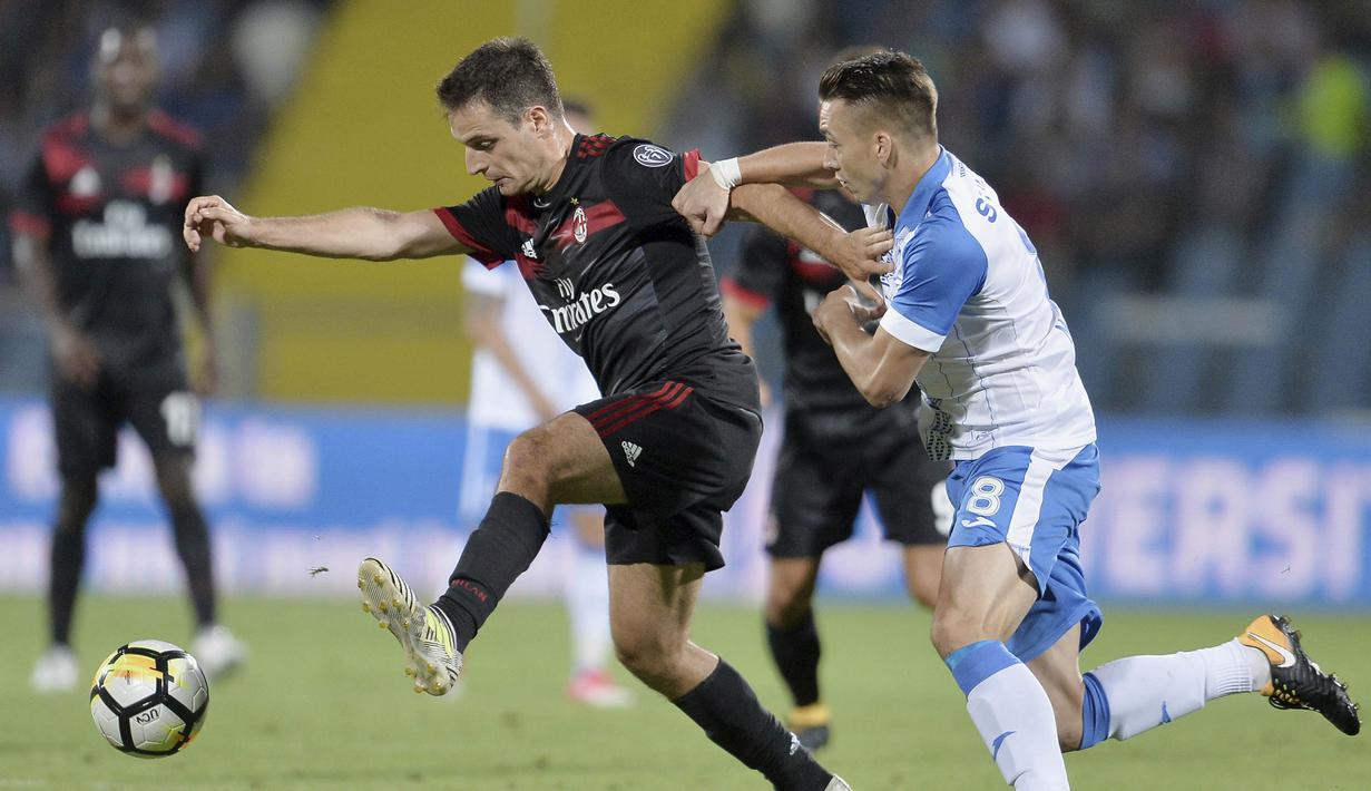 Gelandang AC Milan, Giacomo Bonaventura, berusaha merebut bola dari gelandang Craiova, Mihai Roman, pada laga kualifikasi Liga Europa di Stadion Municipal, Rumania, Kamis (27/7/2017). Craiova kalah 0-1 dari AC Milan. (AP/Alexandru Dobre)